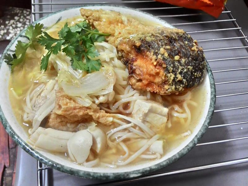 砂锅乌鱼拉面的做法