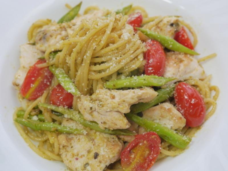 罗勒青酱鸡肉义大利面的做法