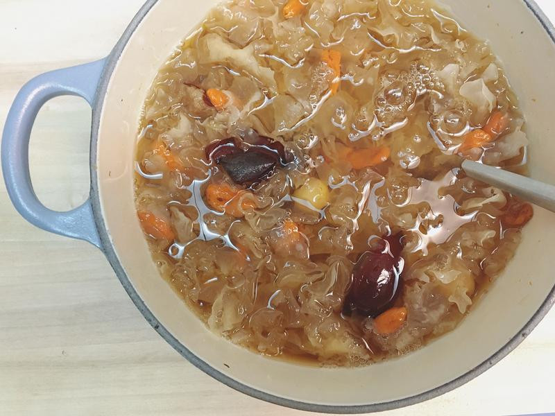 冰糖白耳莲子汤的做法