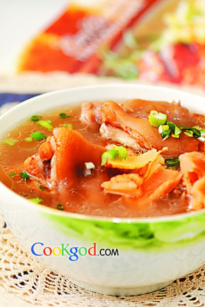 莲藕花生猪脚汤的做法