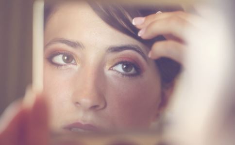 4��Сϸ�ڿ���Ů����Ѫ����