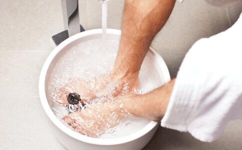 女性冬季怕冷怎么办 艾草泡脚可以驱寒