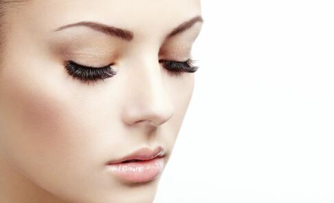 ��Ʒ�ǰ������΢������������ ��ȹ���¼���Ϊ��̺�ϵĽ��㻰��