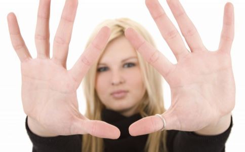 ÊÖ²¿´Ö²ÚÔõô°ì 8Õл¹ÄãϸÄÛË«ÊÖ