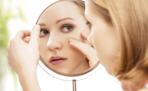 Ů�˶��7��ʳ���ܵ�����ɫ