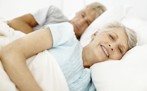 老人睡觉注意事项 忌无枕直腿