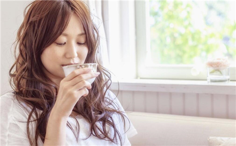 �糿�ո���ˮ�Ƕ��Ǵ� �糿��ˮ�кκô�