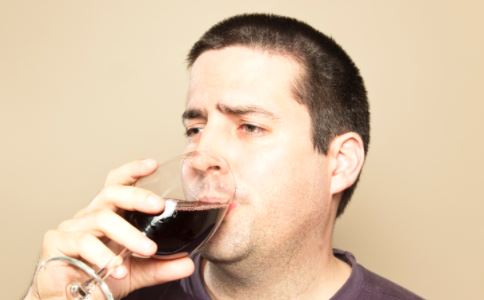 男人醉酒不仅伤肝 还会伤“心”