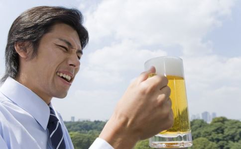 男人醉酒不仅伤肝 还会伤“心”