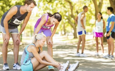 ���˻ῪĻʽ��ӡ�ȴ����ŵ�İ��Ů����˭