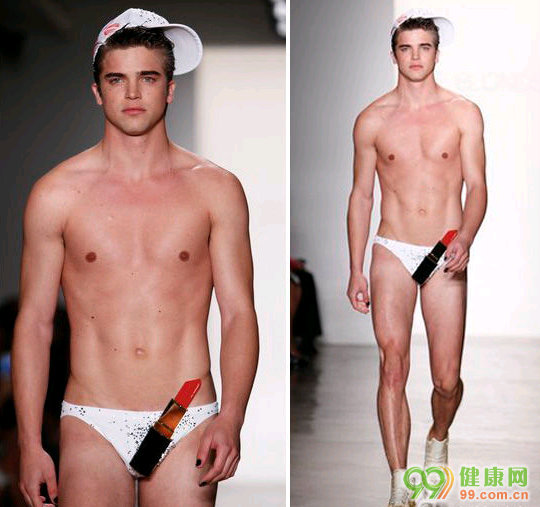 Ůģ��ͼ����ǰ����¶��holdס ��Ůģ�ؿ���¶����(ͼ)