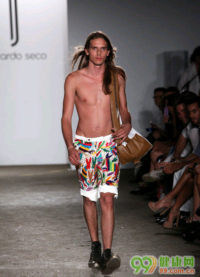 Ůģ��ͼ����ǰ����¶��holdס ��Ůģ�ؿ���¶����(ͼ)