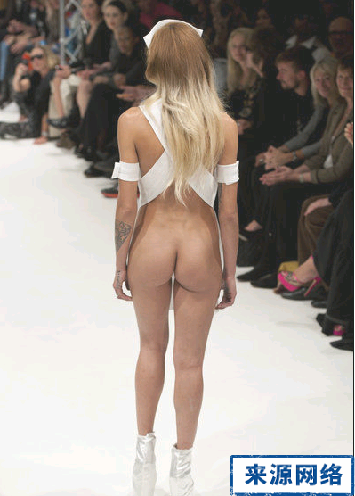 Ůģ��ͼ����ǰ����¶��holdס ��Ůģ�ؿ���¶����(ͼ)