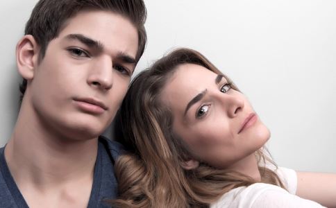 何炅私照曝与娇妻王菁十年前相识