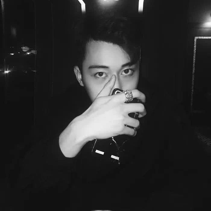 ���������˸е�΢�Ÿ���ǩ��,���������һЦ,�������඾δ��