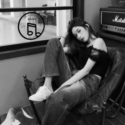 ���ڸ��Ժڰ�Ů��ͷ��-