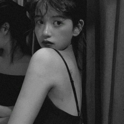 ���ڸ��Ժڰ�Ů��ͷ��-