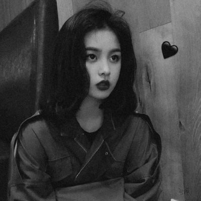 ���ڸ��Ժڰ�Ů��ͷ��-