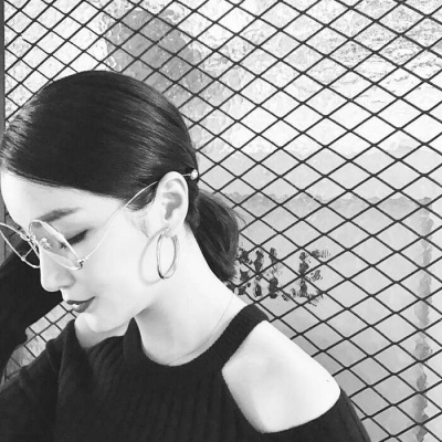 ���ڸ��Ժڰ�Ů��ͷ��-