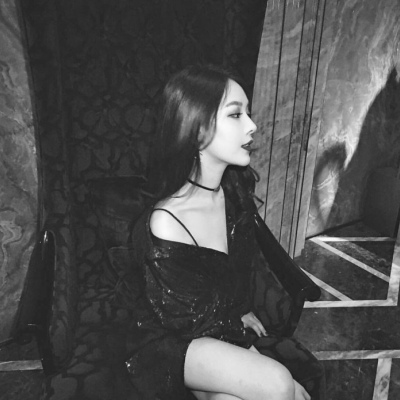 ���ڸ��Ժڰ�Ů��ͷ��-