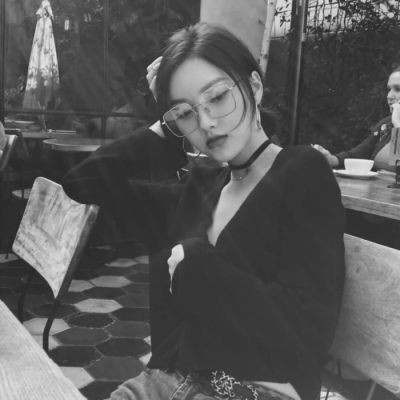 ���ڸ��Ժڰ�Ů��ͷ��-