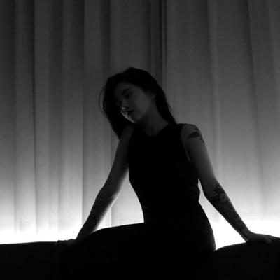 ���ڸ��Ժڰ�Ů��ͷ��-