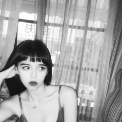 ���ڸ��Ժڰ�Ů��ͷ��-