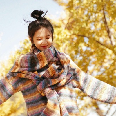 ����Ů����΢��ͷ��