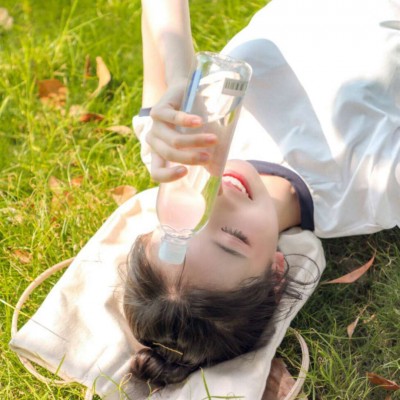 ����Ů����΢��ͷ��