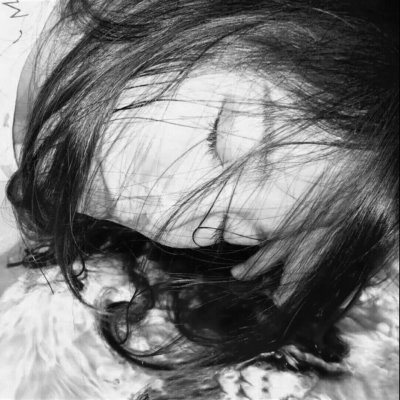 �������Ů���˸�ͷ��ڰ� ��һ����û�л�Ӧ