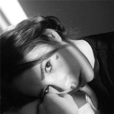 �������Ů���˸�ͷ��ڰ� ��һ����û�л�Ӧ