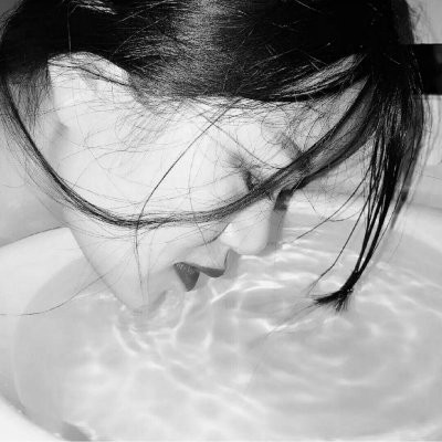 �������Ů���˸�ͷ��ڰ� ��һ����û�л�Ӧ