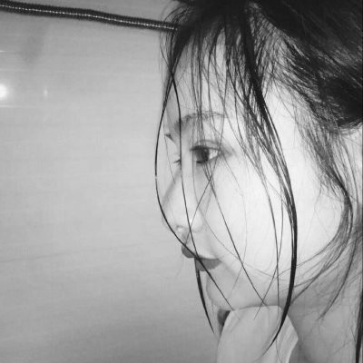 �������Ů���˸�ͷ��ڰ� ��һ����û�л�Ӧ