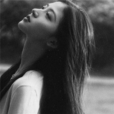 �������Ů���˸�ͷ��ڰ� ��һ����û�л�Ӧ