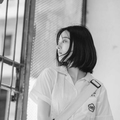 �������Ů���˸�ͷ��ڰ� ��һ����û�л�Ӧ