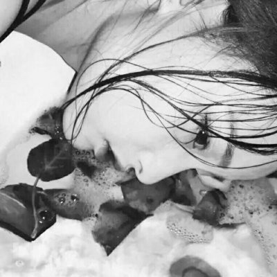 �������Ů���˸�ͷ��ڰ� ��һ����û�л�Ӧ