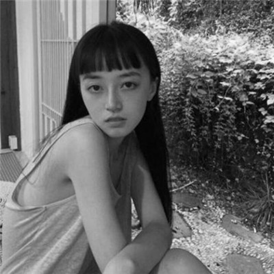 �������Ů���˸�ͷ��ڰ� ��һ����û�л�Ӧ