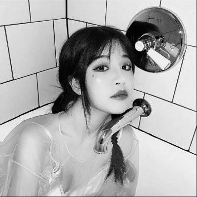 �������Ů���˸�ͷ��ڰ� ��һ����û�л�Ӧ