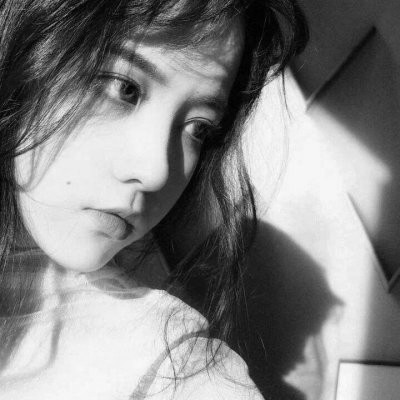 �������Ů���˸�ͷ��ڰ� ��һ����û�л�Ӧ