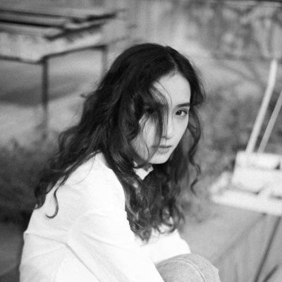 �������Ů���˸�ͷ��ڰ� ��һ����û�л�Ӧ