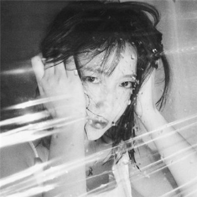 �������Ů���˸�ͷ��ڰ� ��һ����û�л�Ӧ