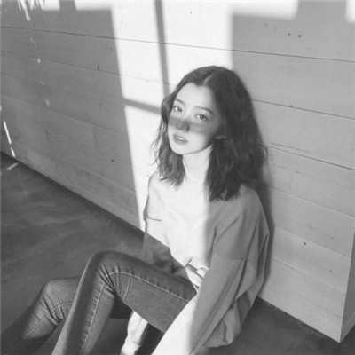 �������Ů���˸�ͷ��ڰ� ��һ����û�л�Ӧ