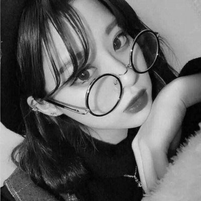 �������Ů���˸�ͷ��ڰ� ��һ����û�л�Ӧ