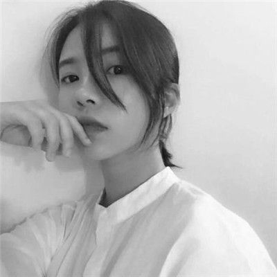 �������Ů���˸�ͷ��ڰ� ��һ����û�л�Ӧ