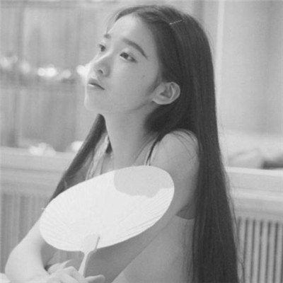 �������Ů���˸�ͷ��ڰ� ��һ����û�л�Ӧ