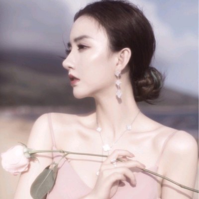 ����������Ů��΢��ͷ��