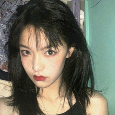 �����ؿɰ����µ�СŮ��ͷ��