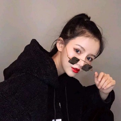 ӵ��δ����Ů��΢��ͷ��