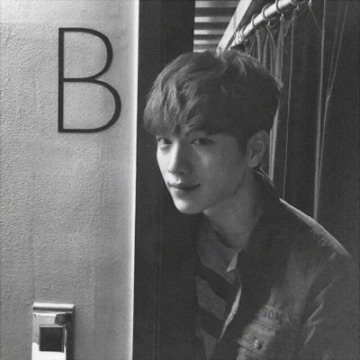 �ڰ׸���˧������ͼƬ