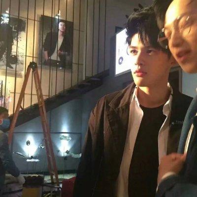 ˧����Ц������΢��ͷ��